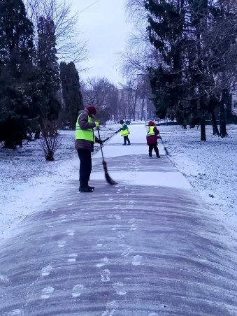 У Харкові прибирають тротуари та прибудинкові території від снігу